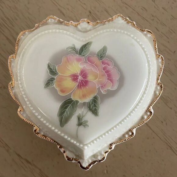 Lot of 2 Heritage House Heart-Shaped Music Trinket Boxes Porcelain Floral Design - Picture 2 of 8